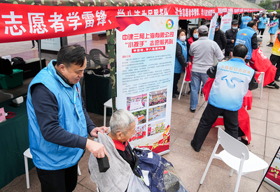 志愿者在上海南京路开展学雷锋活动